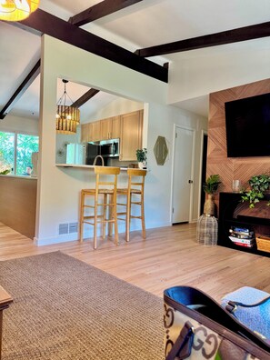 Interior - Spacious, beautiful 5 Bed, 2.5 Bath modern house in Saint Paul for extended stay (Saint Paul)