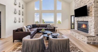 Haven Above The City - Red Rocks Retreat+Games, Hot tub, Family-friendly, VIEWS!