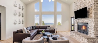 Haven Above The City - Red Rocks Retreat+Games, Hot tub, Family-friendly, VIEWS!