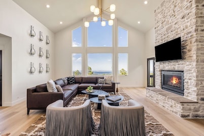 Haven Above The City - Red Rocks Retreat+Games, Hot tub, Family-friendly, VIEWS!