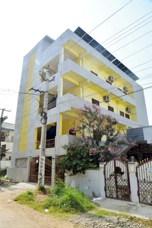 Exterior - Beautiful 1-bedroom building with AC in charming Vijayawada (Vijayawada)
