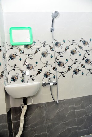 Bathroom - Beautiful 1-bedroom building with AC in charming Vijayawada (Vijayawada)