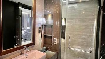 Deluxe Double Room, City View | Bathroom | Free toiletries, hair dryer, towels, toilet paper