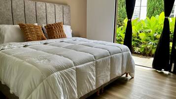 Deluxe-Doppelzimmer, Gartenblick | Hochwertige Bettwaren, Daunenbettdecken, Pillowtop-Betten