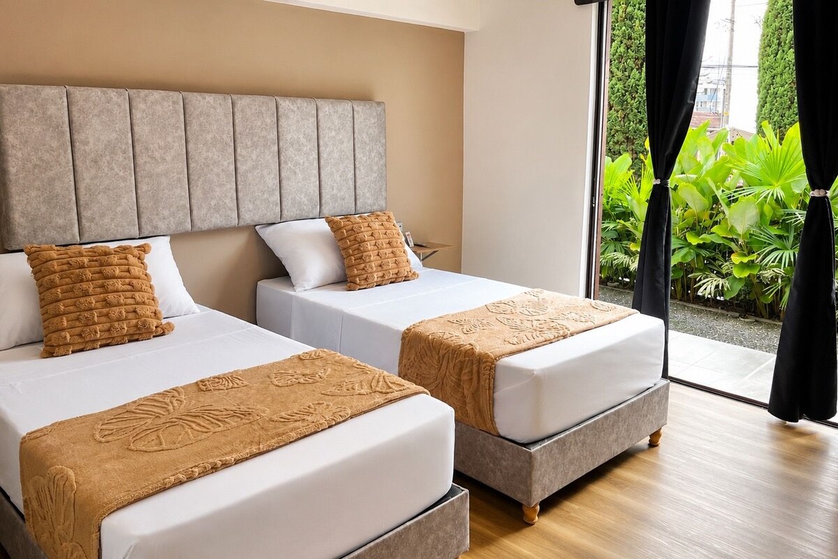 Quarto casal luxo, vista para o jardim | Roupas de cama premium, edredons de pluma, camas com colchões pillow-top