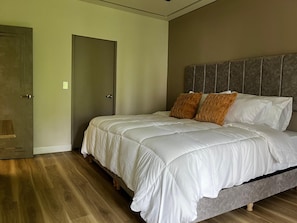 Escritorio, espacio para trabajar con laptop y cortinas blackout 