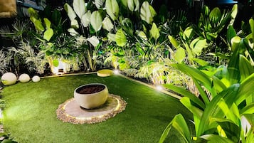 Deluxe Double Room, Garden View | Living area