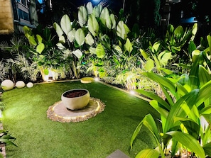 Quarto casal luxo, vista para o jardim | Área de estar | Smart TV 43 polegadas com canais digitais, Netflix, Hulu
