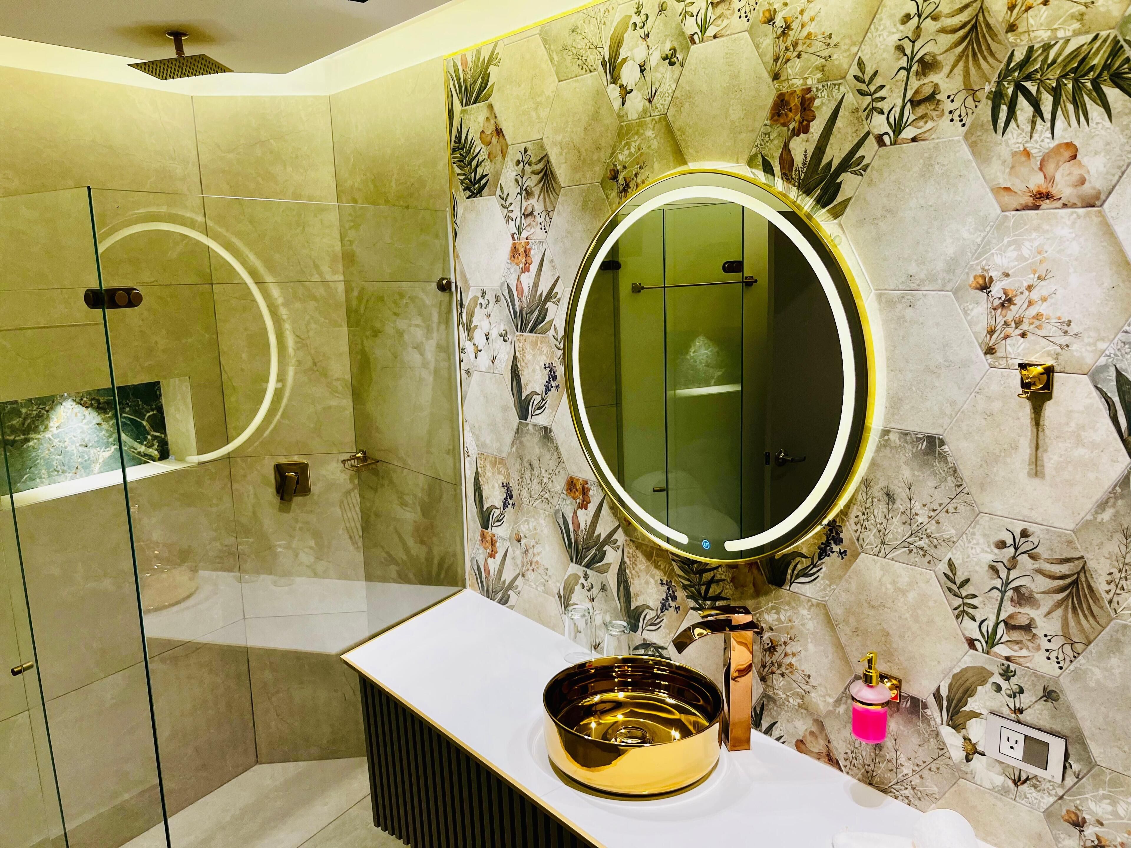 Deluxe-Doppelzimmer, Gartenblick | Badezimmer | Dusche, kostenlose Toilettenartikel, Handtücher, Seife
