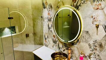 Deluxe-Doppelzimmer, Gartenblick | Badezimmer | Dusche, kostenlose Toilettenartikel, Handtücher, Seife