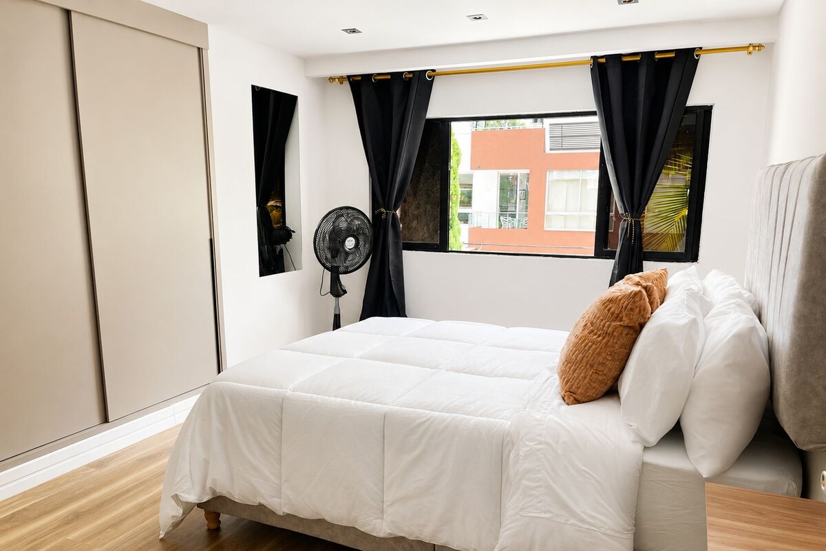 Quarto casal luxo, vista para o jardim | Roupas de cama premium, edredons de pluma, camas com colchões pillow-top