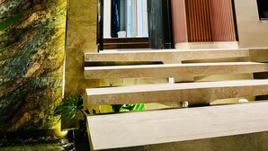 A modern staircase with a glass door leading to a hallway. - Lumina Hotel Elegancia y confort (Armenia)