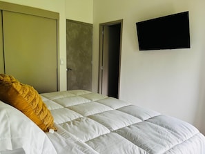 Escritorio, espacio para trabajar con laptop y cortinas blackout 