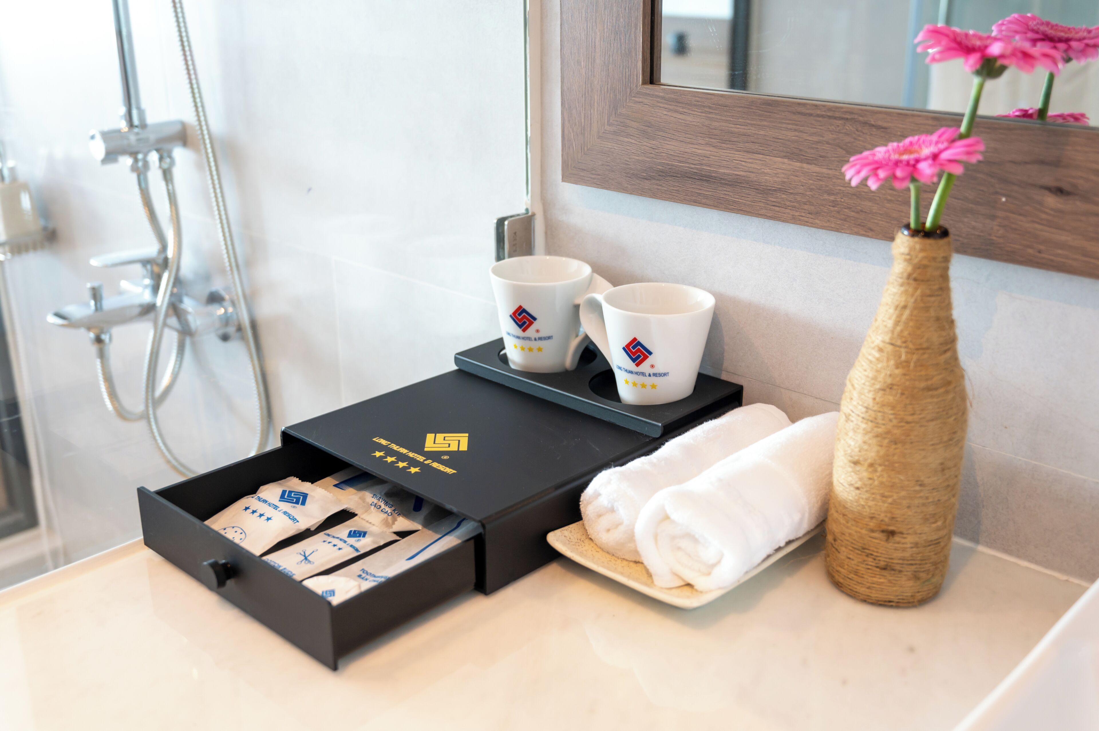 Habitación Deluxe con 2 camas individuales, vistas a la playa | Baño | Ducha, artículos de higiene personal gratuitos y secador de pelo