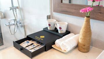 Habitación Deluxe con 2 camas individuales, vistas a la playa | Baño | Ducha, artículos de higiene personal gratuitos y secador de pelo