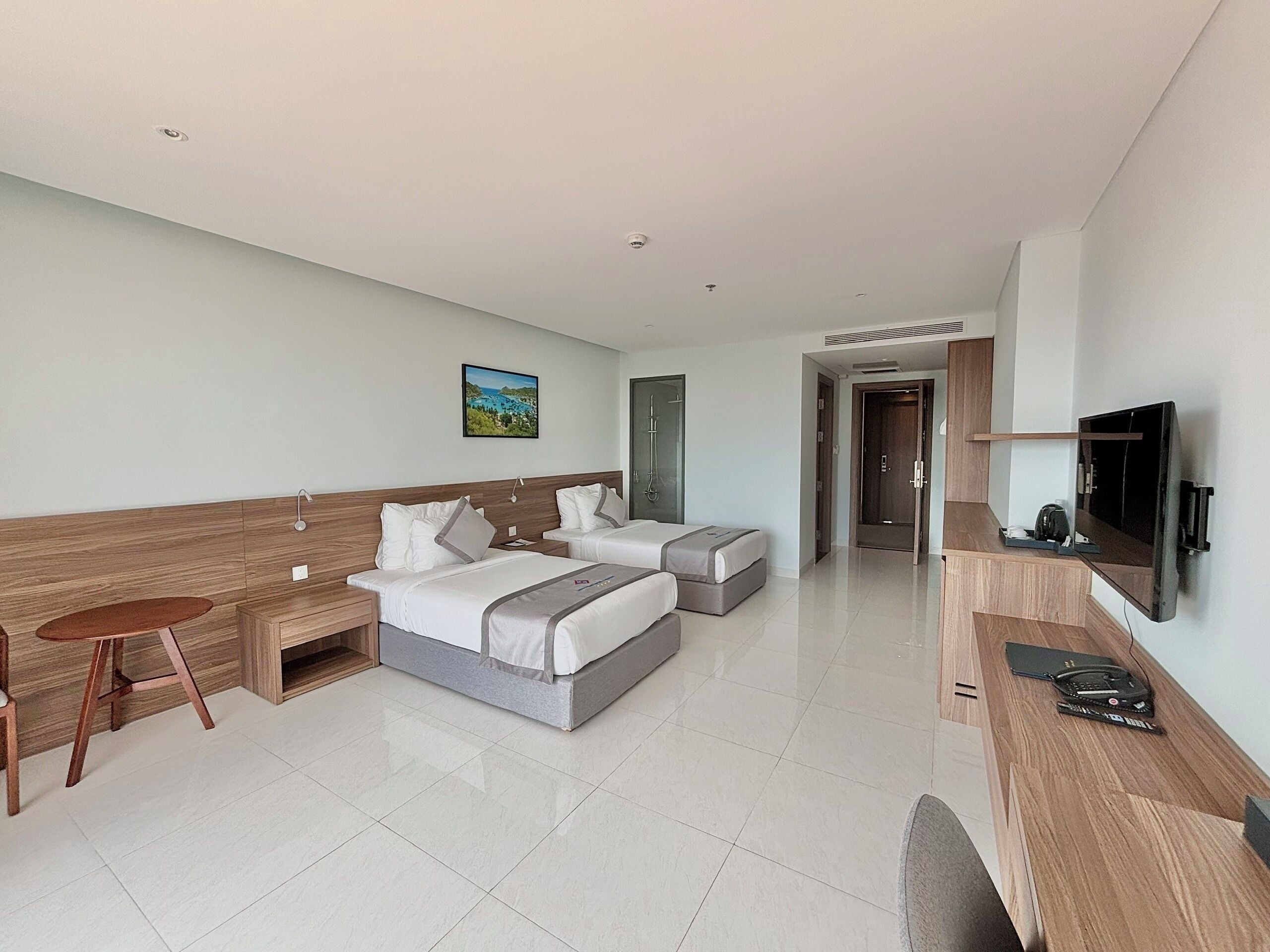Minibar, free WiFi, bed sheets