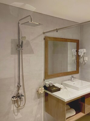 Deluxe Twin Room, Balcony, Ocean View | Bathroom | Free toiletries, hair dryer, bathrobes, towels