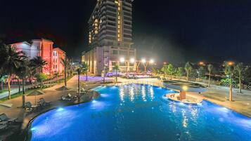 2 outdoor pools