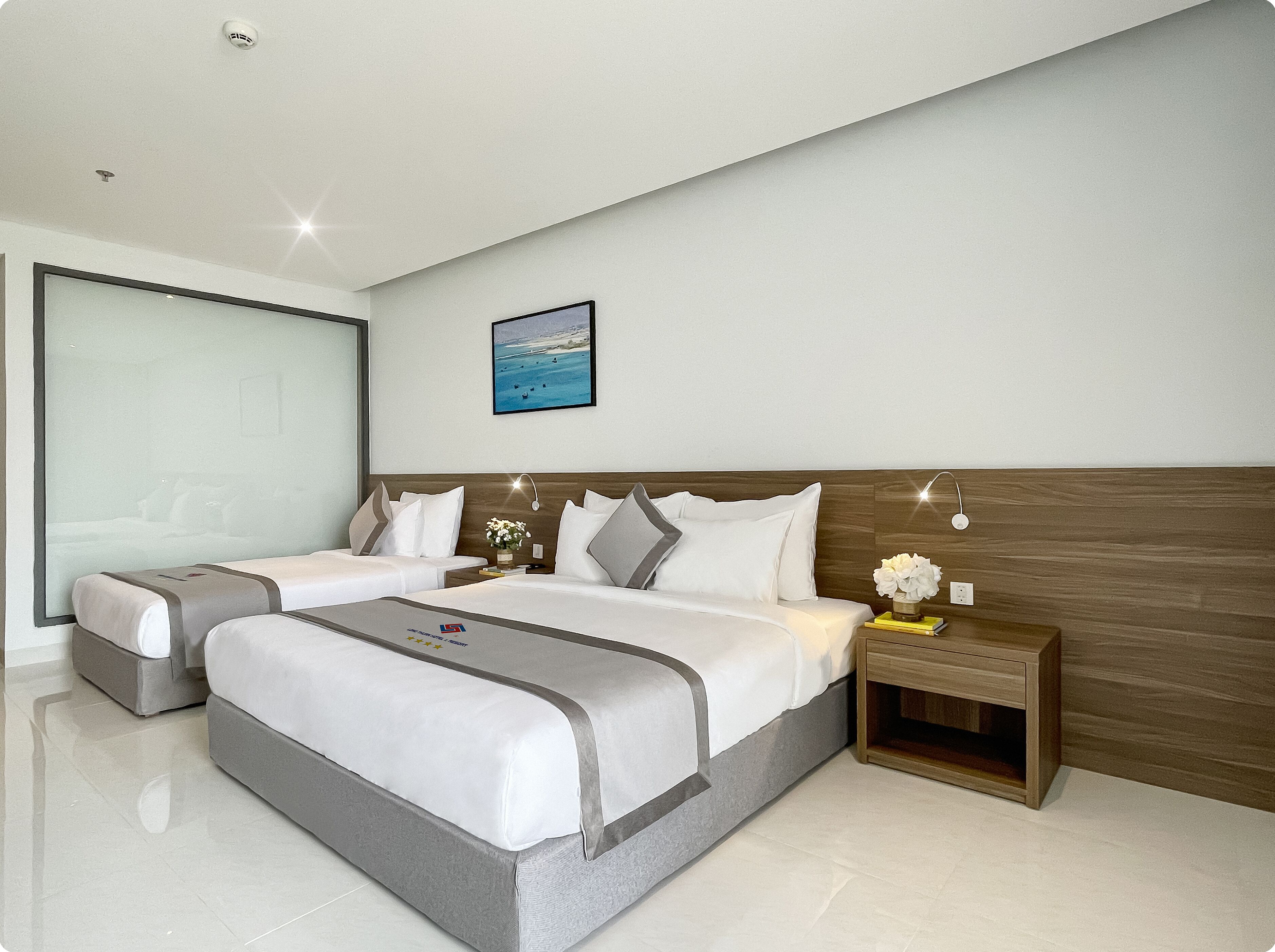 Habitación triple familiar, vista al océano | Minibar, wifi gratis y ropa de cama 