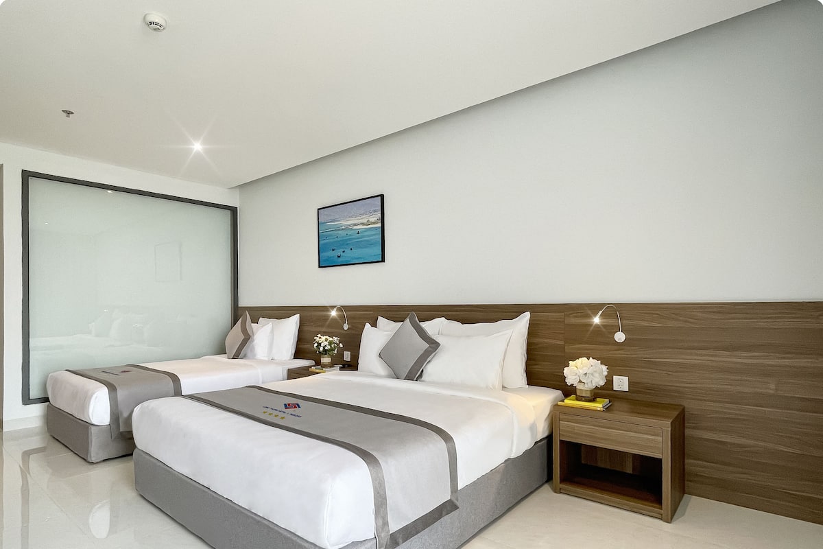 Habitación triple familiar, vista al océano | Minibar, wifi gratis y ropa de cama