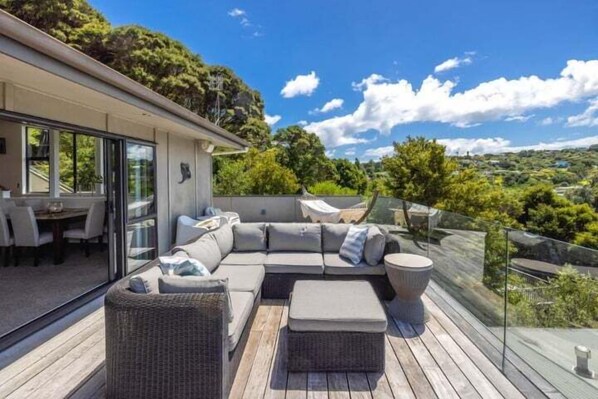 Terrace/patio - Huruhi Bay Retreat by Waiheke Pure - Views, spacious retreat, central location (Waiheke Island)