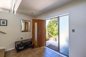 Interior - Huruhi Bay Retreat by Waiheke Pure - Views, spacious retreat, central location (Waiheke Island)