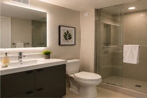 Classic-Zimmer, Stadtblick | Badezimmer | Kostenlose Toilettenartikel, Haartrockner, Handtücher, Seife