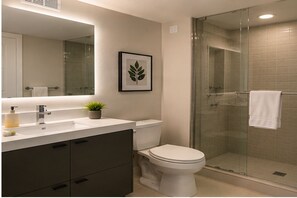 Classic Room, City View | Bathroom - The Oakhaven Hotel (Toronto)