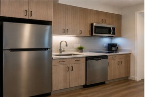 Classic Room, City View | Private kitchen - The Oakhaven Hotel (Toronto)