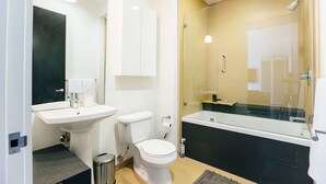 A modern bathroom with a sink, toilet, and bathtub. - Central 1-bedroom condo in vibrant San Francisco Downtown (San Francisco)