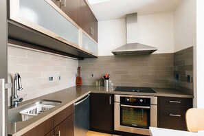 Private kitchen - Central 1-bedroom condo in vibrant San Francisco Downtown (San Francisco)