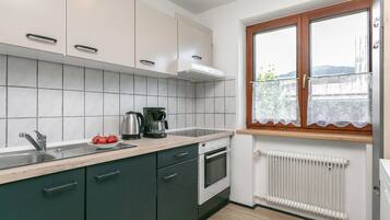 Geladeira, micro-ondas, cooktop, lava-louças