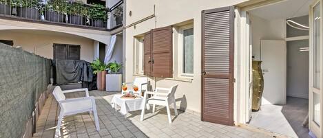 Standard Apartment, 3 Bedrooms, Balcony (Bono Deluxe: 3BR Home in Desenzano) | Outdoor dining