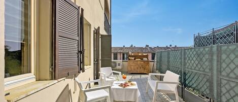 Standard-Apartment, 3 Schlafzimmer, Balkon (Bono Deluxe) | Speisen im Freien
