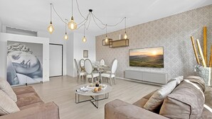 Căn hộ Tiêu chuẩn, 3 phòng ngủ, ban công (Bono Deluxe: 3BR Home in Desenzano) | Khu phòng khách