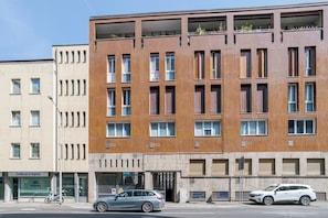 Ein mehrstöckiges Gebäude mit modernem Design, ausgestattet mit großen Fenstern und Balkonen.