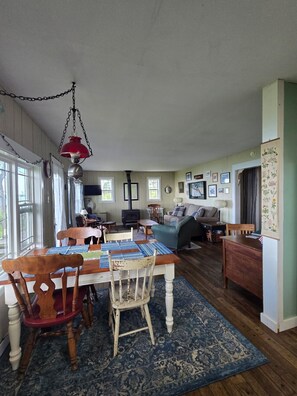 TV, books - Oceanfront Perrydise (Perry)