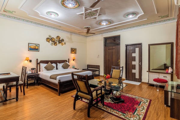 Superior Double Room | Bathroom | Shower, slippers, towels, soap