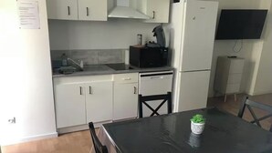 Private kitchen - CHAMBORD Apartment with a garden (Saint-Laurent-Nouan)