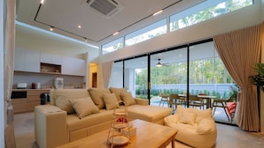  Two Bedroom Villa | Khu phòng khách | TV màn hình phẳng 85-inch có truyền hình vệ tinh 