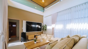 Three Bedroom Villa | Khu phòng khách | TV màn hình phẳng 85-inch có truyền hình vệ tinh 