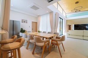 Grand Villa, Patio, Pool View | Tempat makan