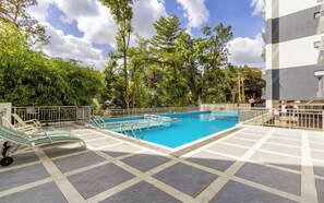 Una piscina al aire libre