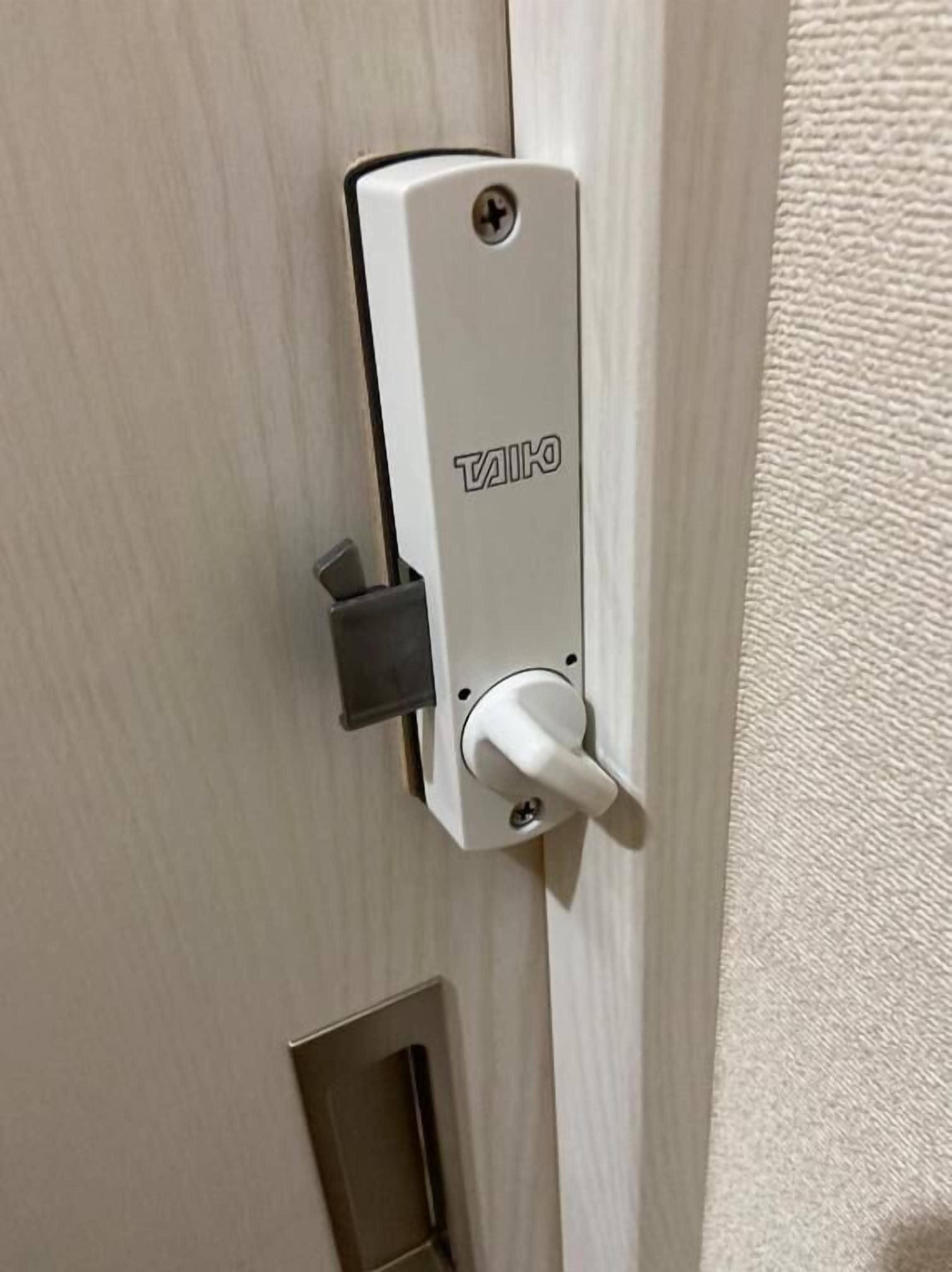A door with a white door handle and a keyhole.