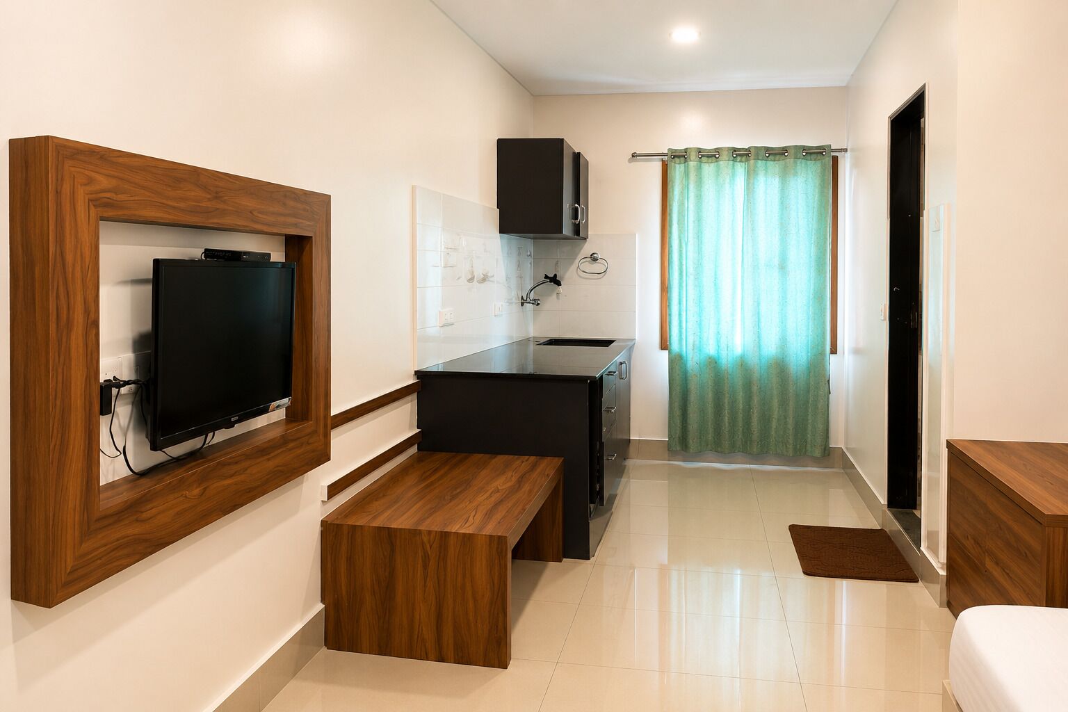 Deluxe Double Room | Blackout drapes, iron/ironing board (on request), WiFi (free)