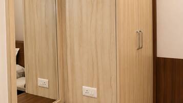 Cortinas blackout, tabla de planchar con plancha y wifi gratis