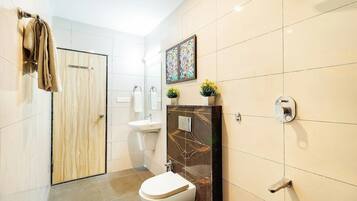 Deluxe-Doppelzimmer, Blick auf den Innenhof | Badezimmer