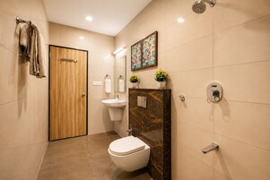 Ducha, toallas, jabón y champú