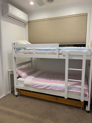 Iron/ironing board, Internet, bed sheets - Eastern Suburbs Gem (Forest Hill)
