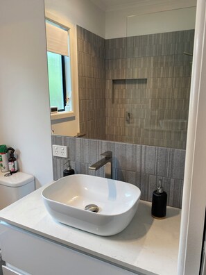 Shower, hair dryer, towels, soap - Eastern Suburbs Gem (Forest Hill)